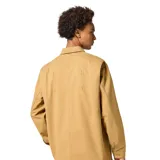Campera color beige con cuello clásico, cierre frontal con botones a presión, bolsillo de parche en el pecho izquierdo con etiqueta de la marca y dos bolsillos de parche inferiores. Corte recto y mangas largas.