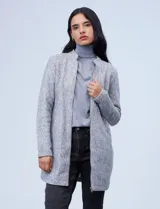 Campera larga gris de tejido de algodón marca Workshop, con abertura central con cierre metálico y bolsillos delanteros.