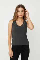 Musculosa gris oscuro de algodón con cuello halter y detalle de ojales metálicos plateados alrededor del escote. Corte ajustado al cuerpo.