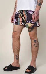 Short de baño negro con estampado de hojas en tonos verde, naranja, amarillo y violeta.
