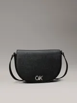 Cartera de hombro tipo saddle de Calvin Klein, color negro, con textura de lino tejido en piel sintética. Presenta correa ajustable, cierre de solapa con broche giratorio y herraje metálico con el monograma CK en la parte delantera.