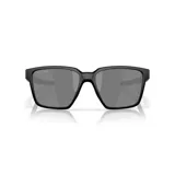 Lentes de sol Oakley con montura cuadrada negra y lentes grises.