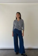Top de escote en V y manga larga con detalle de frunce al frente, confeccionada en un cuadrillé negro y blanco suave y elastizado.