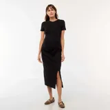 Vestido midi negro de algodón, corte ajustado, manga corta, cuello redondo y frunce lateral con abertura en la falda.