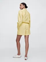 Short amarillo con finas rayas verticales negras, de corte holgado y cintura elástica.