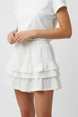 Minifalda blanca de algodón con cintura elastizada y tres volados.