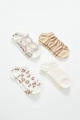 Pack de cuatro pares de medias soquete (tobilleras) con estampados inspirados en animales: una con estampado moteado marrón sobre blanco, otra con estampado de cebra en tonos beige y marrón, una con estampado de leopardo en marrón sobre blanco, y una lisa color crema con textura calada.