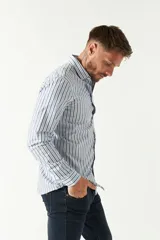 Camisa celeste a cuadros, de corte slim fit, manga larga y logo bordado. Confeccionada en 100% algodón.