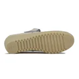 Zapato guillermina color beige con velcro, suela alta y diseño casual.