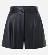 Short negro de cuero sintético, con cintura alta, trabillas, bolsillos laterales y pliegues.