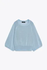 Suéter celeste de punto con cuello redondo y mangas 3/4 acampanadas.