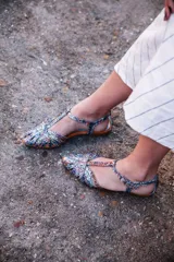 Sandalias cangrejeras con rejilla en punta y glitter degradado multicolor.