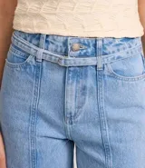 Pantalón de jeans de tiro alto, corte wide leg, color celeste claro con costuras verticales marcadas en el frente de las piernas. Incluye un cinturón de tejido a tono.