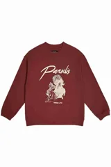 Buzo rojo de algodón con cuello redondo y mangas largas. Estampado frontal con el texto "Paradís" en cursiva y un diseño de animales salvajes. Confeccionado en French Terry.