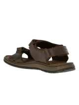 Sandalia marrón de cuero con ajuste de velcro.