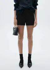 Short negro de tiro medio y diseño recto.