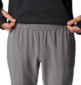 Pantalón de senderismo negro con detalles reflectantes, tecnología Omni-Shade™ UPF 50 y Omni-Shield™ para repeler la humedad. Cuenta con cintura elástica, cordón de ajuste interior, rodillas articuladas, bolsillos y cremalleras en las piernas.
