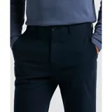 Pantalón chino azul marino de corte recto, con bolsillos laterales y traseros.