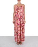 Vestido largo con estampado de flores en tonos fucsia, naranja y blanco, con breteles finos y corte recto.