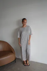 Vestido largo de viscosa color negro con estampado de lunares blancos, escote redondo y mangas cortas.