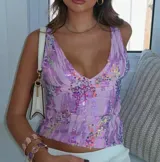 Top de fiesta lila con escote en V y lentejuelas multicolores.