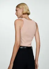 Top rosa de punto canalé con cuello redondo y sin mangas.