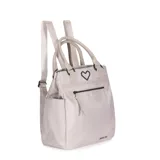 Mochila color beige con doble asa de mano y tiras ajustables para la espalda. Tiene un bolsillo frontal con cierre y un bolsillo lateral abierto.