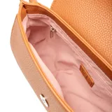 Bandolera color habano de simil cuero, con acceso de solapa y herrajes plateados. Tiene un compartimento principal y un bolsillo interno con cierre. Incluye correa larga regulable.