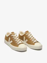 Zapatillas bajas Veja Wata II Low color marrón, con logo "V" blanco en los laterales, cordones blancos y cuello con forro de piel sintética.