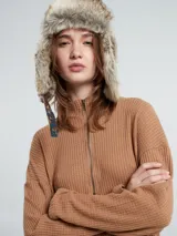 Sweater marrón de tejido waffle con medio cierre frontal y mangas largas.