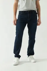 Pantalón de jean celeste de corte recto, con cintura regular y tiro medio. Presenta un pequeño agujero en la rodilla derecha y logo bordado en el bolsillo delantero. Confeccionado en algodón con spandex.