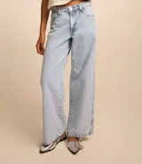 Pantalón wide leg de jeans marmorizado celeste, con bolsillos delanteros y traseros, cintura con trabillas, cierre con botón y cremallera, y abertura lateral en el bajo.