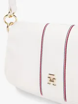 Cartera de hombro blanca de nailon con correa ajustable y extraíble. Presenta cierre de solapa magnético, asa superior, bolsillo interior con cremallera e insignia del monograma TH en la parte delantera.