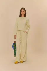 Pantalón largo color crema, de corte recto y tiro alto, con bolsillos laterales y traseros.