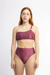 Bombacha de bikini tiro alto color borgoña, de lycra canalé con brillo.