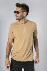 Remera negra de manga corta con bolsillo en el pecho.