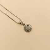 Conjunto de collar y dije redondo en plata 925 y oro con circonias. El dije tiene un diámetro de 18mm y la cadena mide 45cm de largo por 1.5mm de ancho.