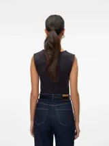 Top negro sin mangas con cuello cuadrado y detalle cut-out.