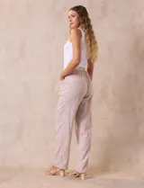 Pantalón de lino color amarillo con pretina ancha, pasadores y lazo de ajuste.