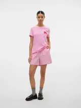 Short de tiro alto con cintura elástica, color rosa con rayas verticales rojas.