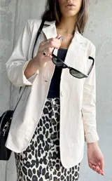 Blazer beige con solapas y corte clásico, ideal para un look elegante.