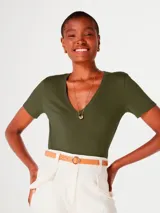 Camiseta verde militar de manga corta con cuello en V.