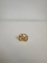 Anillo dorado de acero quirúrgico hipoalergénico con diseño geométrico calado.