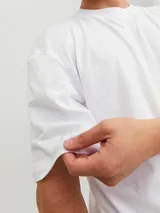 Camiseta blanca de manga corta y cuello redondo, corte holgado.