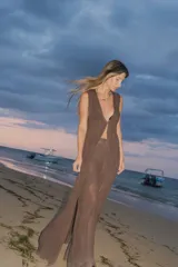 Conjunto marrón de chaleco largo sin mangas y pantalón palazzo acanalado.