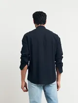 Camisa de lino color beige, de cuello mao y manga larga.