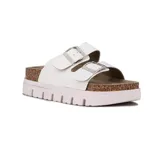 Sandalias blancas con plataforma, dos tiras anchas con hebillas plateadas y plantilla de corcho.