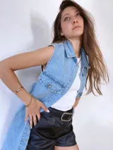 Cinto de cuero negro con hebilla rectangular plateada.