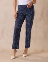 Pantalón recto de gabardina elastizada con estampado floral multicolor. Pretina ancha elastizada. Marca Zac & Rachel.