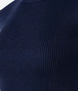 Blusa corta color crudo, de punto acanalado, con cuello redondo y hombros caídos.
